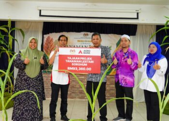 WAN Shamsul Kamal Wan Jusoh (dua dari kiri) menyampaikan cek cura tajaan projek tanaman lestari Sorghum kepada wakil penerima.