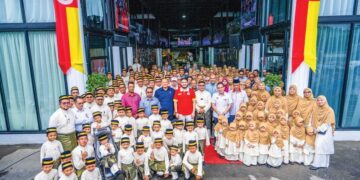 20 pengasas bersama RPWP bergambar bersama Raja Muda Selangor, Tengku Amir Shah sempena Program Gagasan Rumpun Selangor Daerah Hulu Langat di Rumah Pengasih Warga Prihatin (RPWP)