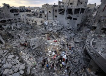 BANYAK bangunan musnah akibat serangan udara Israel di Gaza. - AFP