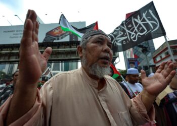 MENGGADAI batas akidah dan maruah agama semata-mata kerana mahu menagih perhatian di media sosial kini sudah berada di tahap yang amat membimbangkan.
