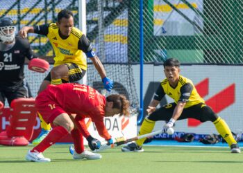 Aksi pertahanan hoki negara menahan pukulan pemain China ketika kedua-dua pasukan itu bertemu dalam saingan Trofi Juara-Juara Asia (ACT) di Stadium Hoki Surjit, hari ini. - Konfederasi Hoki Malaysia