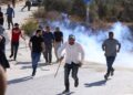 SEKUMPULAN penduduk Palestin melarikan diri daripada serangan pendatang haram Yahudi di Tebing Barat. - AFP