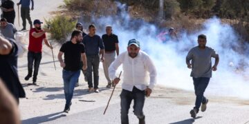 SEKUMPULAN penduduk Palestin melarikan diri daripada serangan pendatang haram Yahudi di Tebing Barat. - AFP