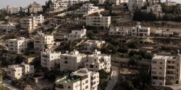 BANGUNAN kediaman kosong akibat tindakan pengusiran Israel di Hebron. - AFP