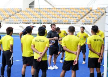 Brendon Carolan memberi amanat kepada anak-anak buahnya dalam latihan di Stadium Nasional Bukit Jalil sebagai persiapan ke Kejohanan Trofi Juara-Juara Asia 2026 di India, minggu depan. - MINGGUAN/MOHD FARIZWAN HASBULLAH