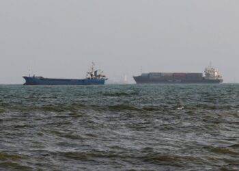 GAMBAR fail dua kapal tangki di Selat Hormuz. - AFP