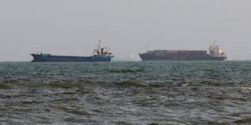GAMBAR fail dua kapal tangki di Selat Hormuz. - AFP