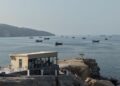 PEMANDANGAN udara menunjukkan kapal-kapal berlabuh di perairan pesisir Khasab, wilayah Musandam, Oman, berhampiran Selat Hormuz.-AFP