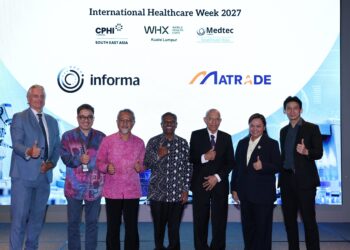 S. Jai Shankar (tengah) dan Rungphech Chitanuwat (dua dari kanan) bergambar semasa sidang media Minggu Penjagaan Kesihatan Antarabangsa (IHW) 2027 di Pusat Pameran dan Perdagangan Antarabangsa Malaysia (MITEC), hari ini.