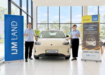 PENGURUS bahagian Jualan dan Pemasaran IJM Land, Ong Jin Yew (kiri) dan Pengurus Kanan, Ng Oi Wei bersama Proton e.MAS 5 Premium, salah satu daripada tiga hadiah utama menerusi Kempen Shock and Shiok di Seremban 2.