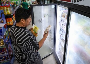 BERDASARKAN laporan Jabatan Perangkaan Malaysia (DOSM), sektor ini menyumbang sebanyak RM689.8 bilion atau 39.7 peratus kepada Keluaran Dalam Negara Kasar (KDNK) pada tahun 2025.