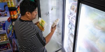 BERDASARKAN laporan Jabatan Perangkaan Malaysia (DOSM), sektor ini menyumbang sebanyak RM689.8 bilion atau 39.7 peratus kepada Keluaran Dalam Negara Kasar (KDNK) pada tahun 2025.