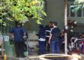 ANGGOTA polis menjalankan siasatan susulan kejadian seorang lelaki maut selepas dipercayai dipukul menggunakan tukul oleh adiknya di sebuah rumah di Kampung Tasek, Marang, Terengganu. - UTUSAN/PUQTRA HAIRRY