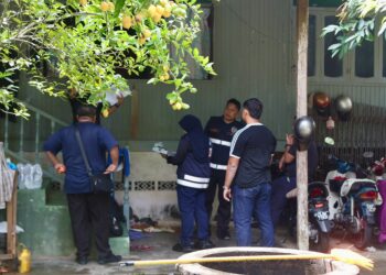 ANGGOTA polis menjalankan siasatan susulan kejadian seorang lelaki maut selepas dipercayai dipukul menggunakan tukul oleh adiknya di sebuah rumah di Kampung Tasek, Marang, Terengganu. - UTUSAN/PUQTRA HAIRRY