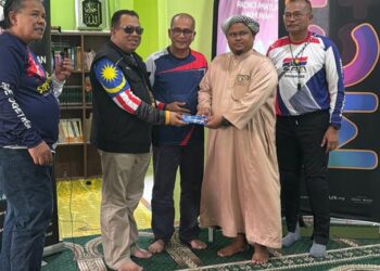 ZUHAIRI Ab Kadir (dua dari kiri) menyampaikan sumbangan Daz Bikers kepada mudir Sekolah Tahfiz Pondok Riadussolihin sambil disaksikan Abdul Halim Suleiman (tiga dari kiri) di Kuantan, Pahang.