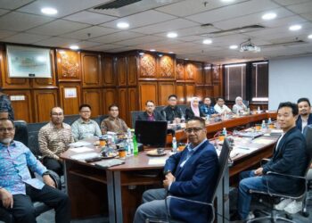 MOHD. Nurkhuzaini  Ab. Rahman (kiri) mengadakan pertemuan rasmi dengan pihak pengurusan CJ Bio di Terengganu.
