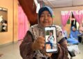 JUNAIDA Deraman menunjukkan gambar Allahyarham Al Zubair yang terlibat dalam kemalangan di Kampung Tok Sadang Kota Bharu, Kelantan. - UTUSAN/ ROSLIZA MOHAMED