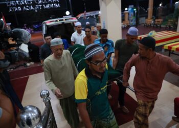 PENDUDUK kampung mengangkat jenazah Tuan Shazrin Tuan Mud semasa tiba di Masjid Umari, Mukim Telaga Bata, Sering dekat Kota Bharu, Kelantan untuk solat jenazah. -UTUSAN/KAMARUL BISMI KAMARUZAMAN