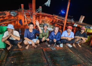 ENAM nelayan warga Vietnam ditahan Maritim Malaysia bersama vesel nelayan tempatan kelas C dan hasil laut selepas disyaki menangkap ikan kurang daripada 12 batu nautika dari pantai di perairan Tanjung Agas di Kuantan, Pahang. - FOTO IHSAN MARITIM MALAYSIA PAHANG