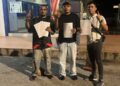 NORADLY Othman (kanan) menunjukkan laporan polis yang dibuat di Balai Polis Indera Mahkota di Kuantan, Pahang.