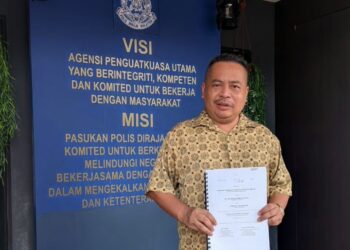 MOHD. Nazrul Izad Mohd. Arsad membuat laporan polis di Balai Polis Indera Mahkota di Kuantan, Pahang bagi membolehkan siasatan dijalankan secara telus.