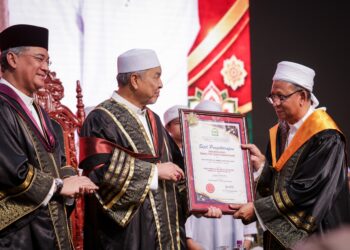 AHMAD Zahid Hamidi menerima Anugerah Khas Tokoh TVET Tahfiz Kebangsaan dari Presiden Persatuan Madrasah Tahfiz Al-Quran (PERMATA) Malaysia, Manolito Mohd. Dahlan (kanan)  yang turut disaksikan oleh Ketua Pegawai Eksekutif GMI, Ahmad Solihin Mohamed Yusoff pada Majlis Konvokesyen Huffaz Nusantara Permata AlQuran ke-10 di German Malaysia Institute (GMI) di sini, hari ini. - UTUSAN/MUHAMAD IQBAL ROSLI