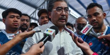 JOHARI Abdul Ghani ketika ditemui pemberita pada Pesta Sukan Titiwangsa Futsal 2026 di SLK Sport Center, Mukim Batu, di sini hari ini. - UTUSAN/SYAKIR RADIN