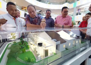 ISMAIL Lasim melawat tapak pameran ketika hadir Majlis Perasmian Penutup MAPEX NS, di sini hari ini.- UTUSAN/MOHD SHAHJEHAN MAAMIN