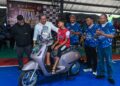 JOHARI Abdul Ghani ketika menyerahkan hadiah cabutan bertuah berupa motosikal elektrik pada Pesta Sukan Titiwangsa Futsal 2026 di SLK Sport Center, Mukim Batu, di sini hari ini. - UTUSAN/SYAKIR RADIN