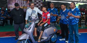 JOHARI Abdul Ghani ketika menyerahkan hadiah cabutan bertuah berupa motosikal elektrik pada Pesta Sukan Titiwangsa Futsal 2026 di SLK Sport Center, Mukim Batu, di sini hari ini. - UTUSAN/SYAKIR RADIN
