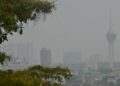 JEREBU di bandar Kuantan. Dari puncak Bukit Bayroute, kelihatan bandar ini kabur diselimuti asap tebal, menandakan cabaran besar terhadap kualiti udara dan kesejahteraan penduduk. - FOTO/SHAIKH AHMAD RAZIF