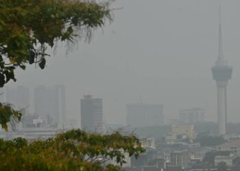 JEREBU di bandar Kuantan. Dari puncak Bukit Bayroute, kelihatan bandar ini kabur diselimuti asap tebal, menandakan cabaran besar terhadap kualiti udara dan kesejahteraan penduduk. - FOTO/SHAIKH AHMAD RAZIF