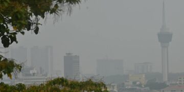 JEREBU di bandar Kuantan. Dari puncak Bukit Bayroute, kelihatan bandar ini kabur diselimuti asap tebal, menandakan cabaran besar terhadap kualiti udara dan kesejahteraan penduduk. - FOTO/SHAIKH AHMAD RAZIF