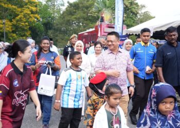 TUANKU Syed Faizuddin Putra Jamalullail berkenan berangkat pada majlis perasmian sambutan hari kanak-kanak peringkat negeri ini di Kompleks STAR, Universiti Teknologi MARA (UiTM) cawangan Perlis.-UTUSAN