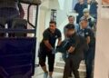 ANGGOTA polis membawa keluar mayat seorang wanita yang ditemukan maut dipercayai dibunuh suaminya di sebuah kuarters kakitangan kerajaan di Nilai, Seremban, Negeri Sembilan.- UTUSAN/NOR SHAFIQAH MOHD. GHAZALI