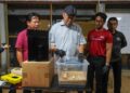 ADNAN Hussain (dua dari kiri) memantau proses Teknikal Pra-Pemeriksaan Perkembangan Embrio bagi Sarang Penyu Belimbing di Pusat Konservasi dan Penerangan Penyu (TCIC) Rantau Abang, Dungun, Terengganu. - UTUSAN/PUQTRA HAIRRY