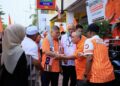 MOHAMAD Sabu (kiri) bersalaman dan  menyantuni ahli Amanah semasa hadir ke Konvensyen Amanah Kelantan di Kota Bharu, Kelantan hari ini-UTUSAN/KAMARUL BISMI KAMARUZAMAN.