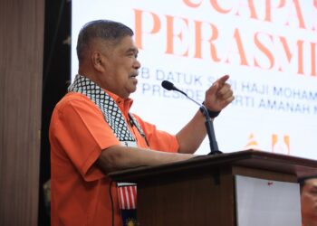 MOHAMAD Sabu semasa berucap pada perasmian Konvensyen Amanah Kelantan di Kota Bharu, Kelantan hari ini-UTUSAN/KAMARUL BISMI KAMARUZAMAN