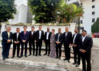 ADUN PH berkumpul di hadapan Wisma Negeri, Seremban hari ini bagi mendesak supaya persidangan DUN Negeri Sembilan segera diadakan.-UTUSAN/NOR SHAFIQAH MOHD. GHAZALI.