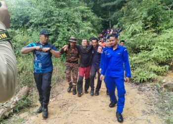 ADNAN  Mohamad (tengah) ketika selamatkan selepas tersesat di kawasan hutan berhampiran kawasan rekreasi La Hot Spring, Besut, Terengganu. - UTUSAN / WAN ZURATIKAH IFFAH WAN ZULKIFLI
