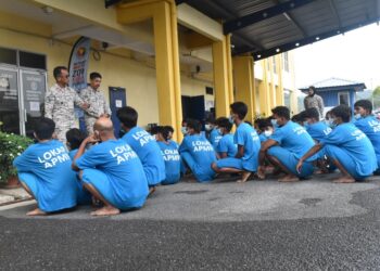 PATI yang terkandas ditahan dan dibawa ke Pejabat Zon Maritim Kuala Perlis, Perlis, untuk tindakan selanjutnya. -UTUSAN/ASYRAF MUHAMMAD.