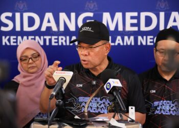 SAIFUDIN Nasution Ismail semasa sidang media selepas merasmikan Majlis Peluncuran Kampung Angkat Madani dan Sekolah Angkat Madani Kementerian Dalam Negeri di Sekolah Kebangsaan (SK) Jambu Lawar, Machang, Kelantan, hari ini.-UTUSAN/KAMARUL BISMI KAMARUZAMAN.