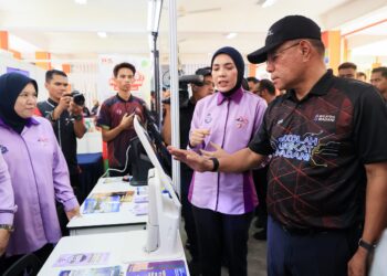 SAIFUDDIN Nasution Ismail (kanan) meluangkan masa melawat gerai pameran selepas Majlis Peluncuran Kampung Angkat Madani dan Sekolah Angkat Madani Kementerian Dalam Negeri di Sekolah Kebangsaan (SK) Jambu Lawar, Machang, Kelantan hari ini-UTUSAN/KAMARUL BISMI KAMARUZAMAN.