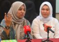 RABIATUL Adawiyah Abdul Rahman (kiri) ketika sidang akhbar di Kosma Business Hotel di Kuantan, Pahang. - FOTO/SHAIKH AHMAD RAZIF