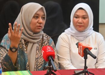 RABIATUL Adawiyah Abdul Rahman (kiri) ketika sidang akhbar di Kosma Business Hotel di Kuantan, Pahang. - FOTO/SHAIKH AHMAD RAZIF