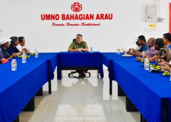 ROZABIL ABD RAHMAN (tengah) mengadakan pertemuan bersama pesawah di pejabat UMNO Bahagian Arau, Perlis, hari ini. -UTUSAN/ASYRAF MUHAMMAD.