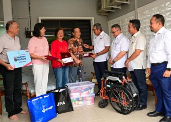 WAN Ahmad Dahlan Abdul Aziz (empat dari kanan) menyantuni dan menyerahkan sijil penghargaan dan kad pesara kepada Soh Kim Seah (empat dari kiri) pada Program Santuni Pesara di Kuala Terengganu, Terengganu.