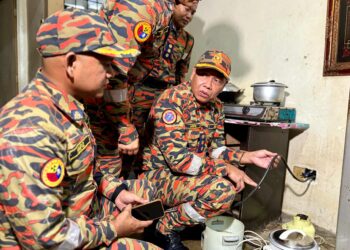 NOR Arifin Kamari ketika membuat pemeriksaan di sebuah premis asrama pekerja di Seremban 2, Seremban, awal pagi tadi. - UTUSAN / NOR SHAFIQAH MOHD GHAZALI