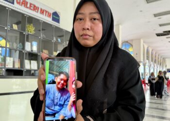 NURUL Syafiqah Mahadi menunjukkan gambar Allahyarham Mohammad Syazwan Mahadi yang maut dalam kemalangan jalan raya di Kilometer 21, Jalan Seremban-Kuala Pilah, semalam, ketika ditemui di Masjid Tuanku Muhriz, Bandar Seri Jempol, semalam..-UTUSAN / NOR SHAFIQAH MOHD GHAZALI