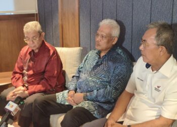 HAMZAH Zainuddin (tengah) semasa sidang media di Kota Bharu, Kelantan sebentar tadi.-UTUSAN/YATIMIN ABDULLAH.